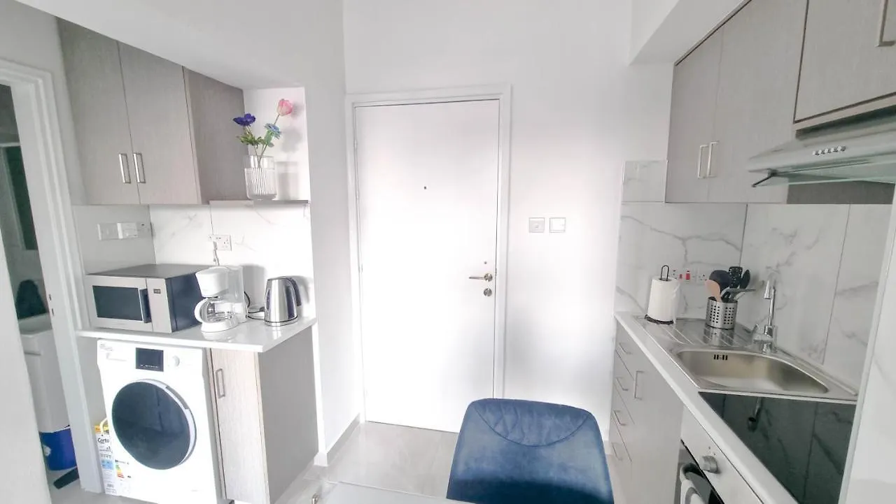 Coastal Chic: Luxury Apt In The Heart Of The City! With Smart Tv! Larnaka Apartment